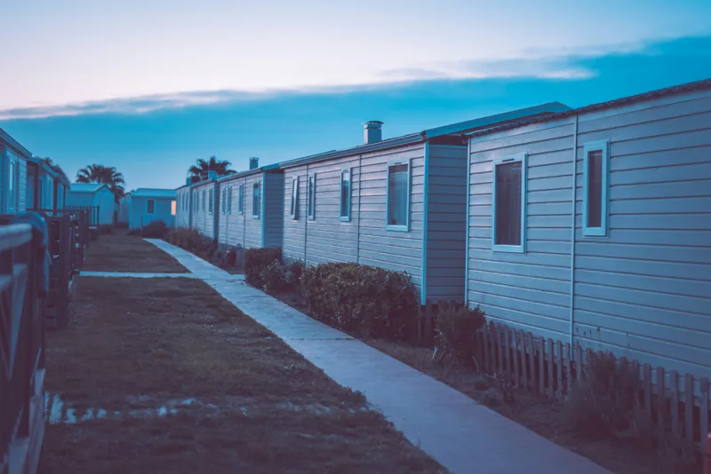 Vivre à l'année dans un mobil-home : est-ce légal ?
