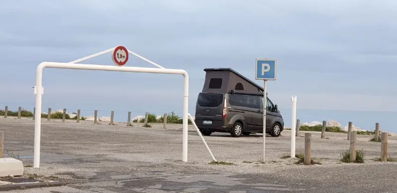 Dépose des portiques et panneaux illégaux