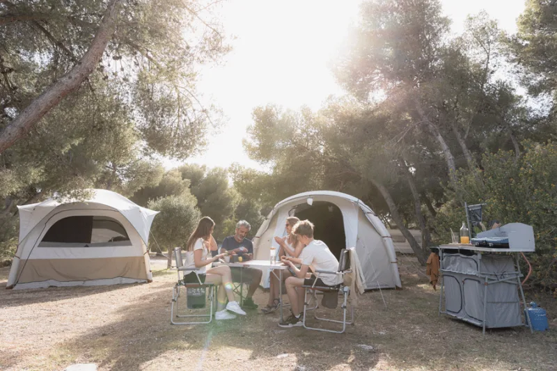 Location de tentes aménagées : venez les mains vides et profitez