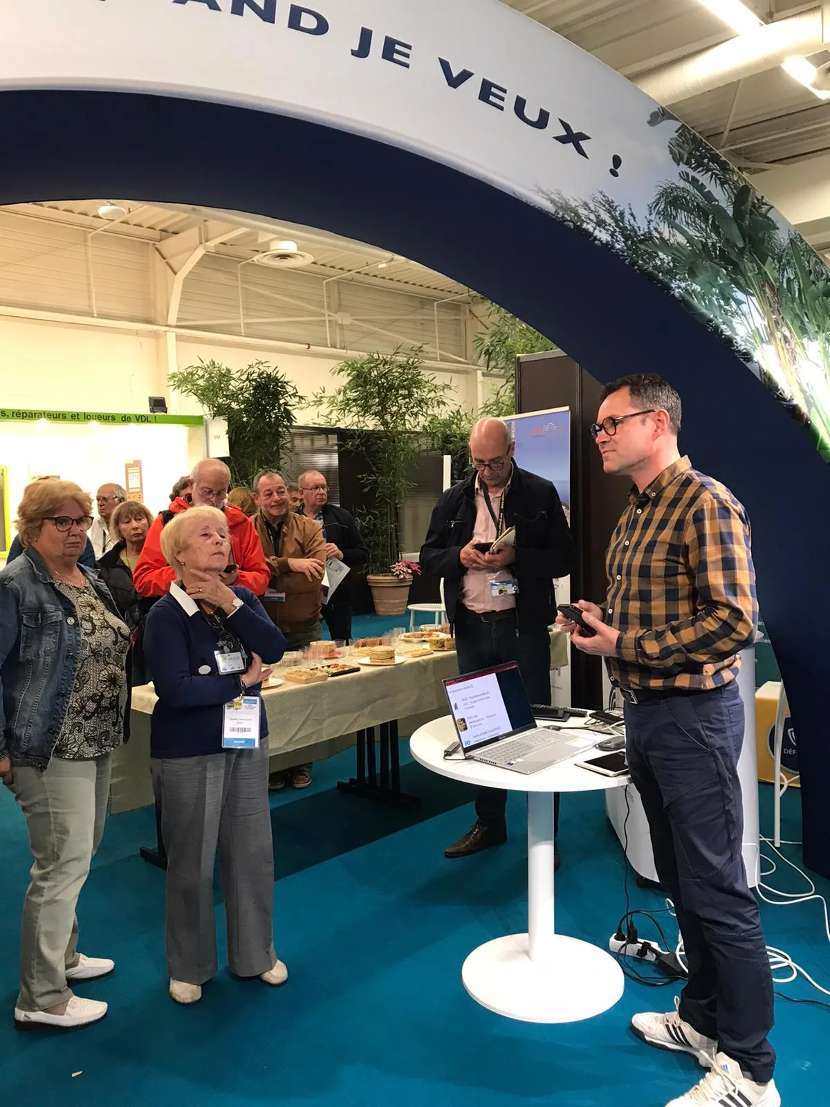 Présentation de l'application FFCC - Tourisme et Plein air au Salon des Véhicules de Loisirs du Bourget !