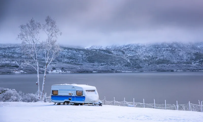 Équiper sa caravane de pneus neige : est-ce obligatoire ?