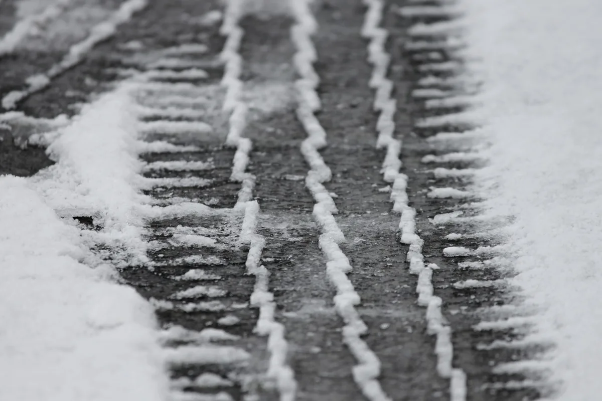 Obligation de détenir des chaînes ou d’équiper les véhicules de pneus hiver : la FFCC fait le point pour vous !