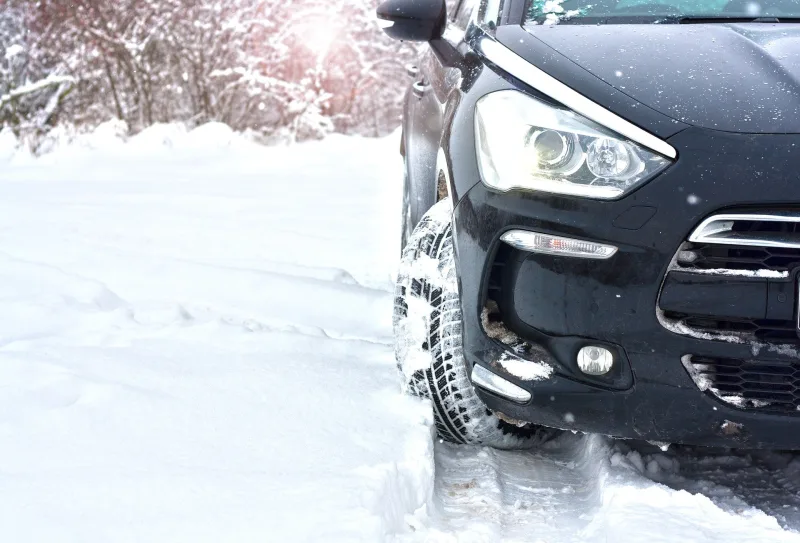 Obligation de détenir des chaînes ou d’équiper les véhicules de pneus hiver : la FFCC fait le point pour vous !