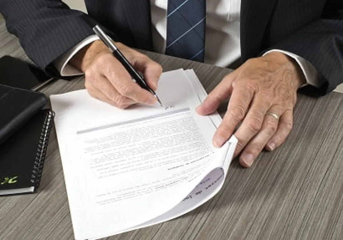 Que faut-il vérifier avant de signer un contrat de vente pour un voyage ?