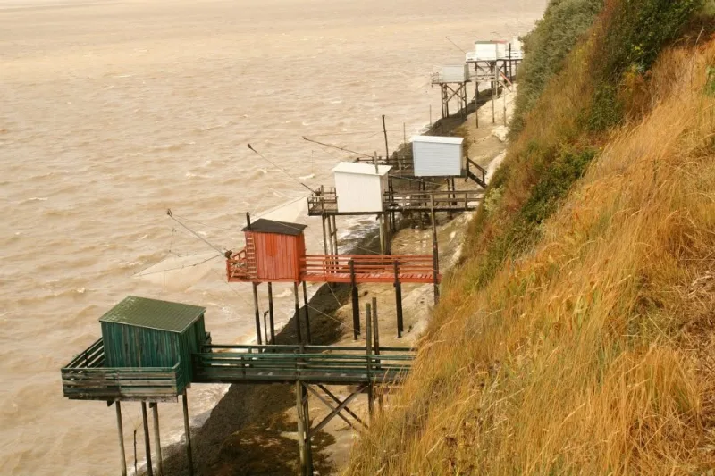 Les carrelets situés au bord de l'eau